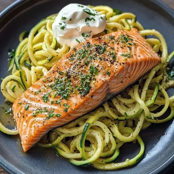 Kräuterlachs auf Zucchinipasta