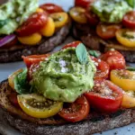 Ger&ouml;stetes Brot mit Avocadobutter und Tomatensalat